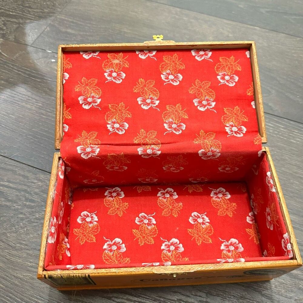 Canones Dominican Republic Cigar Box Purse - Picture 5 of 6
